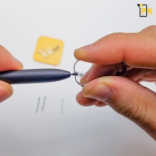 Dùng kẹp để lấy ngòi bút Spen Tab S7 cũ ra